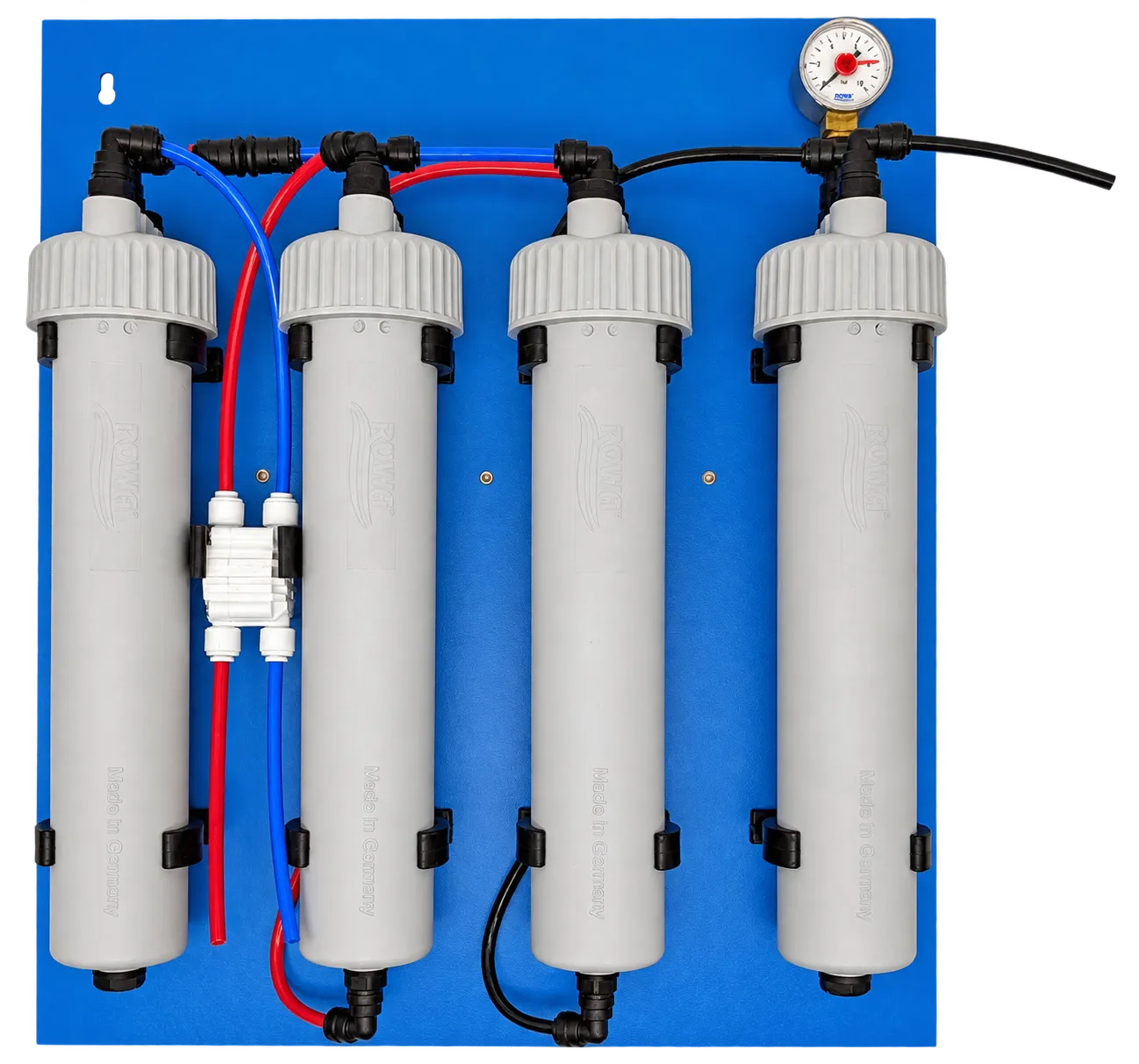 Twin Turbo Plus auf blauer Montageplatte mit vier grauen Filtergehäusen, AMF-Nachfilter und Manometer