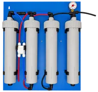 Twin Turbo Plus auf blauer Montageplatte mit vier grauen Filtergehäusen, AMF-Nachfilter und Manometer