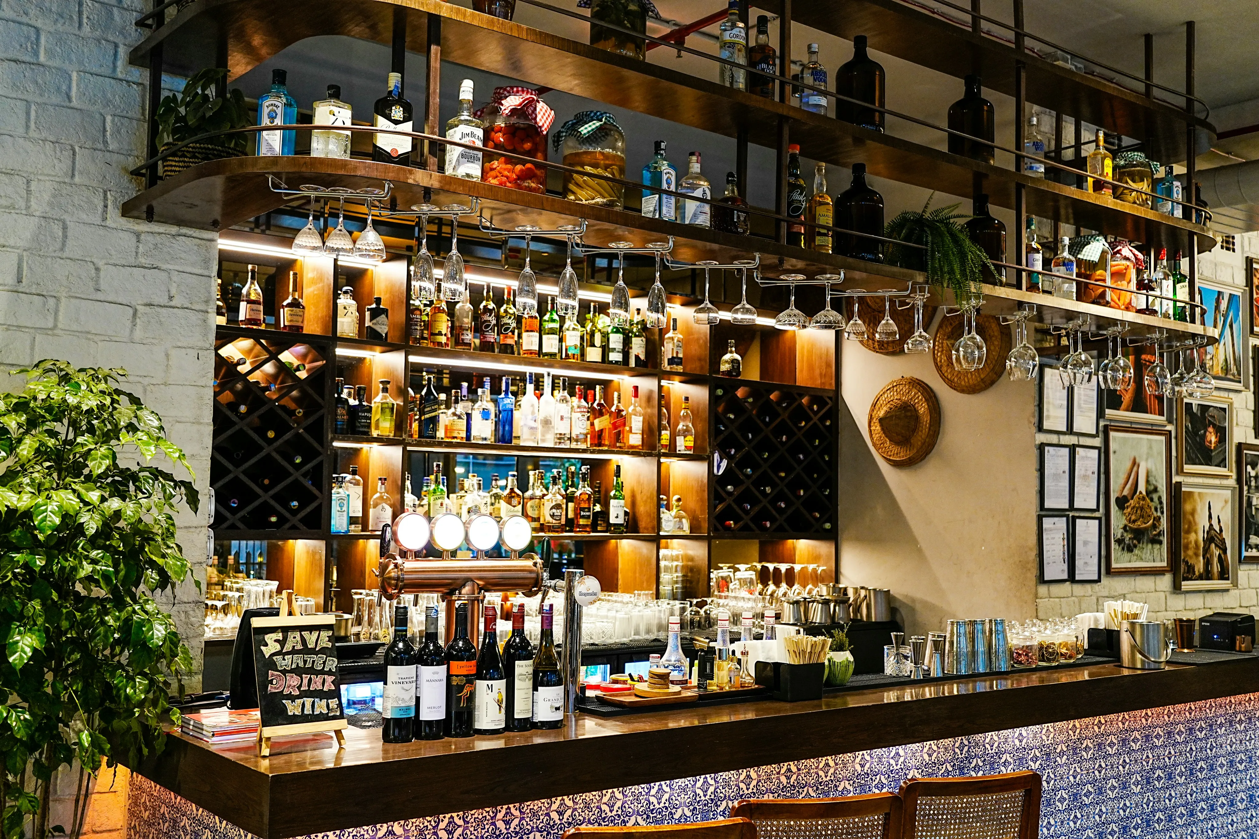 Restaurantküche mit dampfenden Kochtöpfen, Armaturen und Edelstahl-Arbeitsflächen